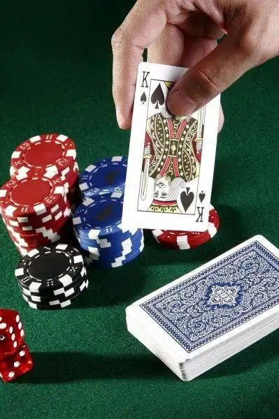 Pengguna di Jakarta dan Surabaya mengakses platform hiburan olahraga virtusplay via mobile